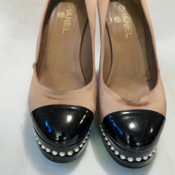 CHANEL Platform Pearl Leather Black and Brown Pumps - Picture 4 of 9